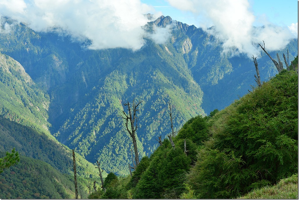 鞍部山脊山谷山峰图片